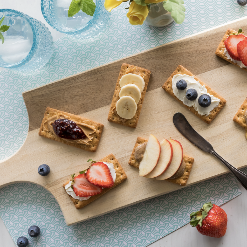 Graham crackers topped with fruit and nut butter