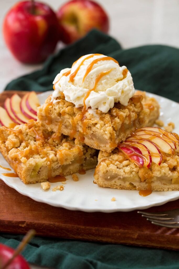 Apple pie bars with a buttery crumb crust